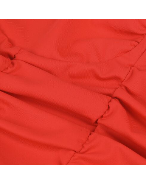 Top court avec drapé rouge