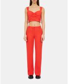 Top court avec drapé rouge