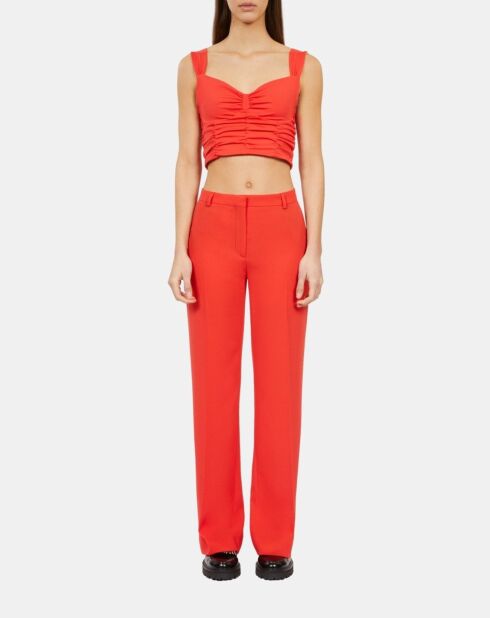 Top court avec drapé rouge