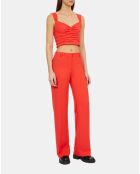 Top court avec drapé rouge