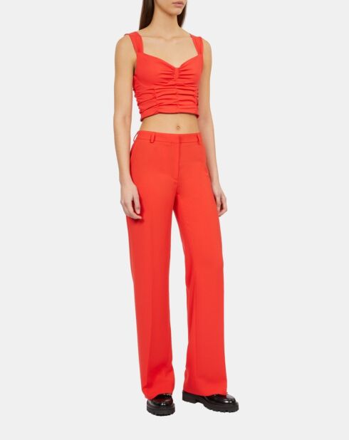 Top court avec drapé rouge