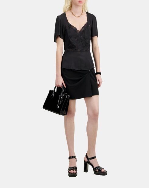 Top noir avec détails en dentelle