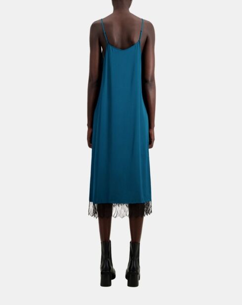 Robe nuisette longue bleue avec des détails en dentelle