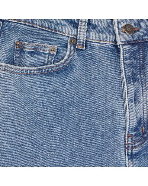 Jean droit bleu délavé