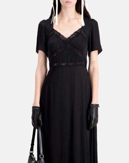 Robe longue noire avec détails en dentelle