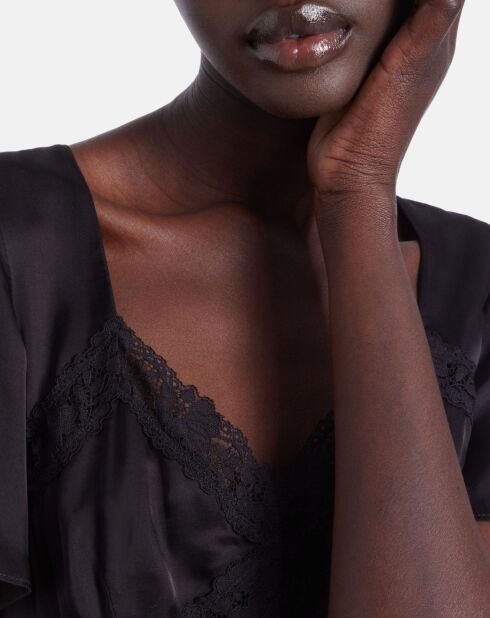 Robe longue noire avec détails en dentelle