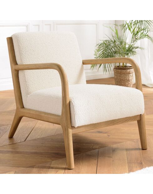 Fauteuil bas tissu bouclette écru structure et accoudoirs bois PIERRE