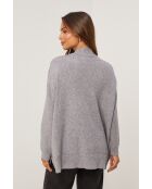 Grauer Pullover Naelis