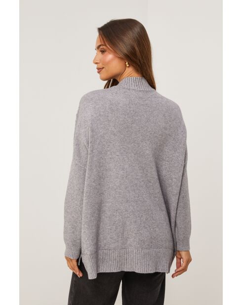 Grauer Pullover Naelis