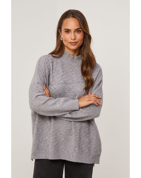 Grauer Pullover Naelis