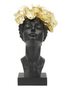 Frau mit Schmetterling schwarz/gold - 21x20x36,5 cm