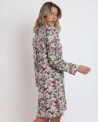 Oudroze nachtjapon met bloemen op zolder