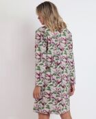 Oudroze nachtjapon met bloemen op zolder