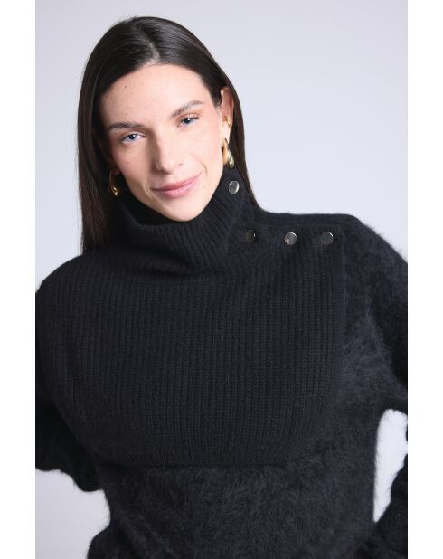 Collo alto con bottoni neri in cashmere