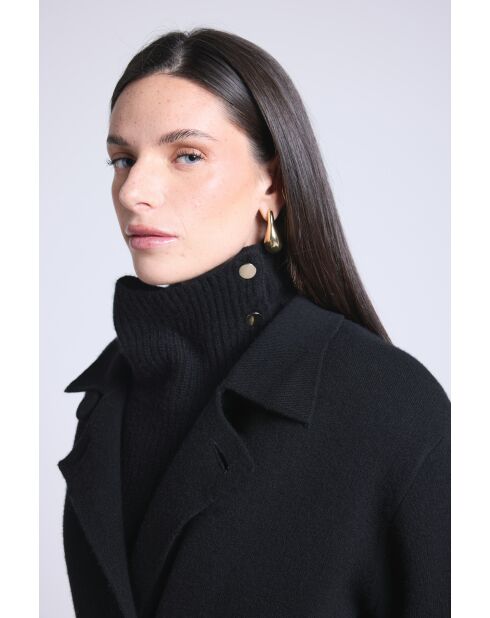 Collo alto con bottoni neri in cashmere