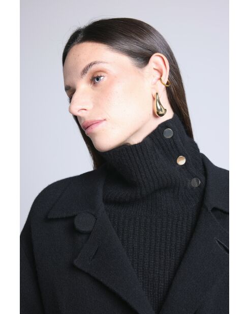 Collo alto con bottoni neri in cashmere