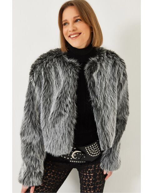 Chaqueta negra con forro de piel sintética