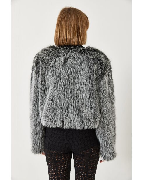 Chaqueta negra con forro de piel sintética