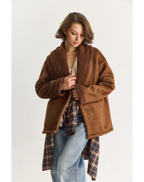 Manteau en daim avec poches en fausse fourrure et col châle brune
