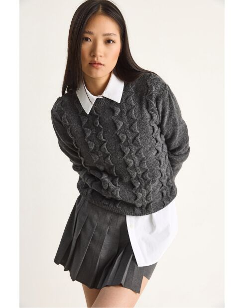 Jersey antracita de punto suave con cuello redondo y volantes