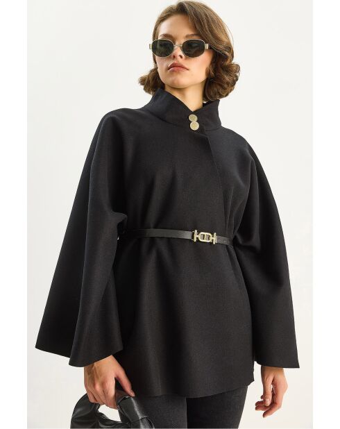 Poncho con cinturón y botones dorados cuello alto negro