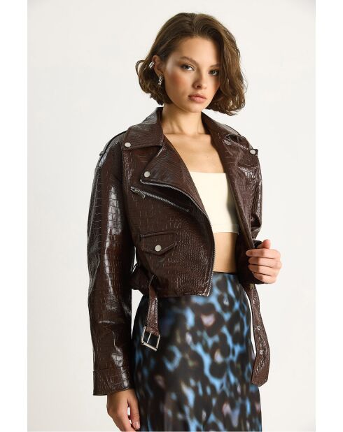 Giacca corta con cintura in ecopelle stampa coccodrillo marrone amaro