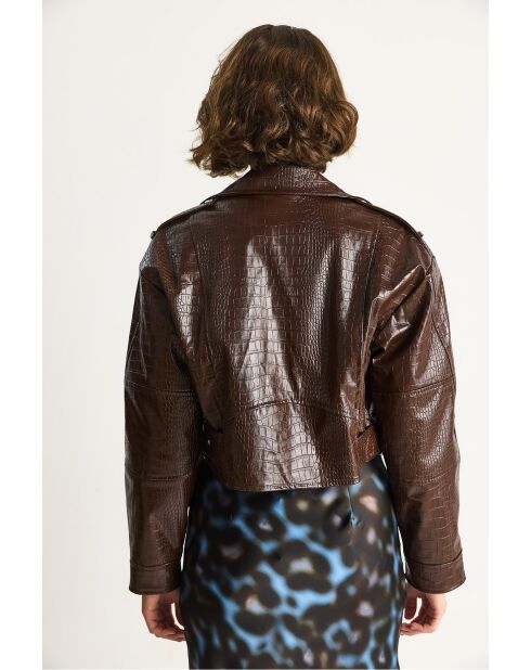 Giacca corta con cintura in ecopelle stampa coccodrillo marrone amaro