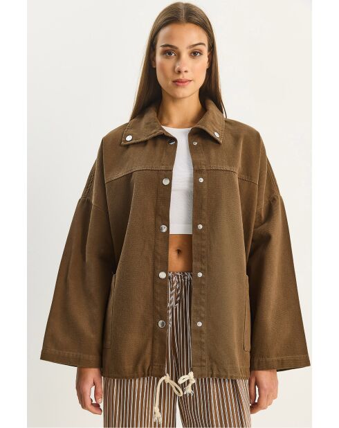 Giacca in denim oversize marrone con dettagli sulle tasche