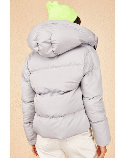 Chaqueta acolchada gris con capucha