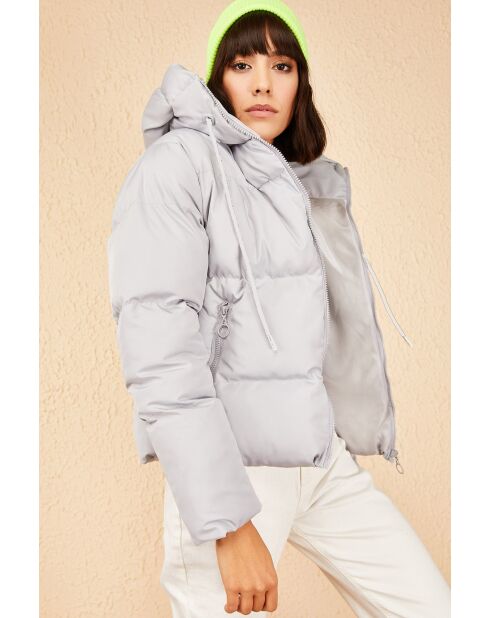 Chaqueta acolchada gris con capucha