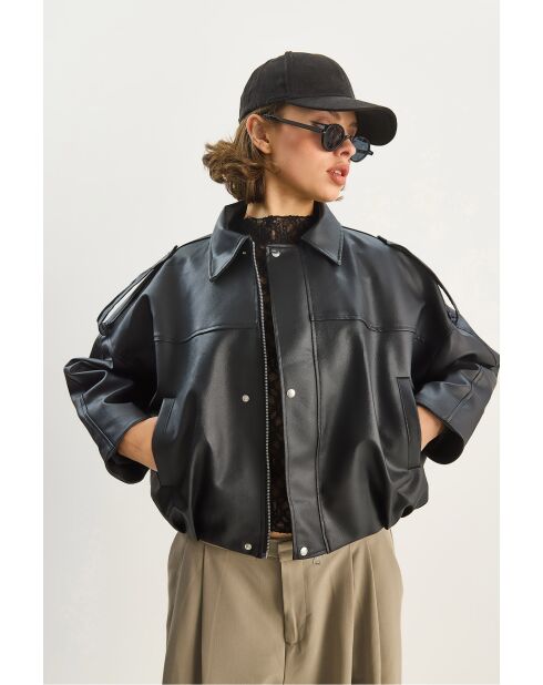 Chaqueta bomber extragrande de piel sintética con detalles de bolsillo negros