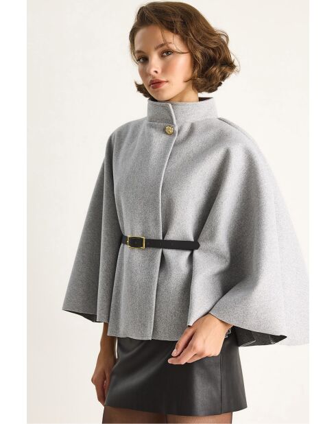 Poncho con cinturón y botones de oro gris