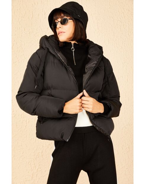 Plumífero negro con capucha negra