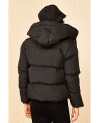 Plumífero negro con capucha negra