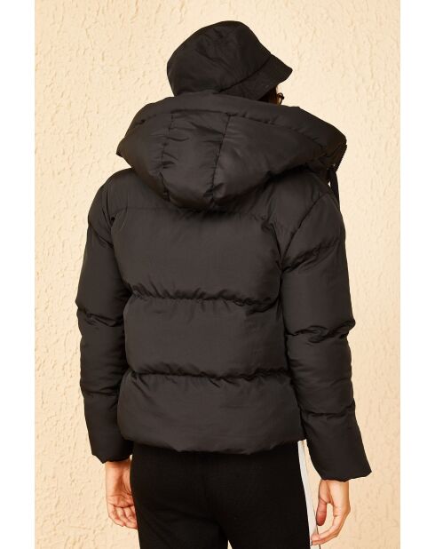 Plumífero negro con capucha negra