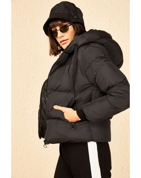 Plumífero negro con capucha negra