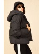 Plumífero negro con capucha negra