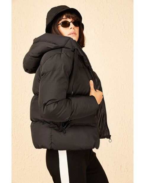 Plumífero negro con capucha negra