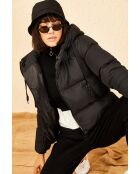 Plumífero negro con capucha negra