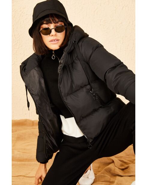 Plumífero negro con capucha negra