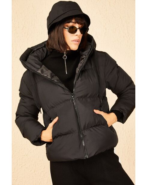 Plumífero negro con capucha negra