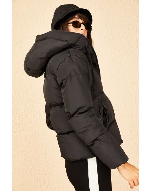 Plumífero negro con capucha negra