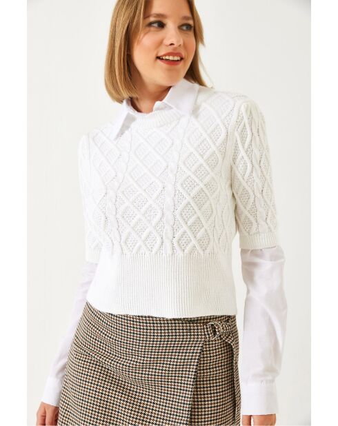 Pull en maille tressée avec détail chemise blanc optique