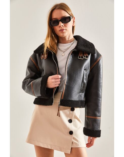 Chaqueta laminada con cinturón negro mate