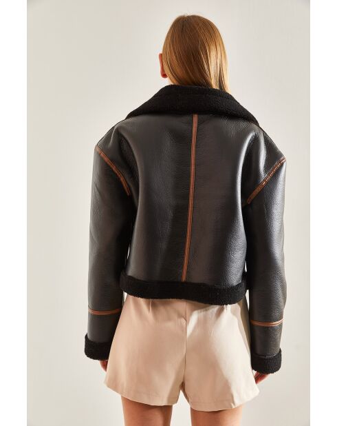 Chaqueta laminada con cinturón negro mate