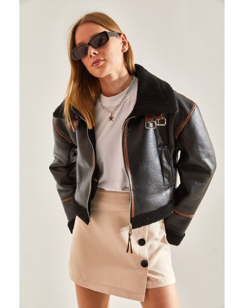 Chaqueta laminada con cinturón negro mate