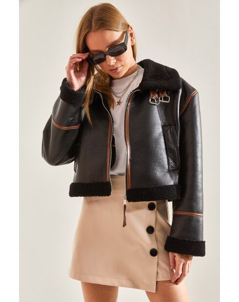 Chaqueta laminada con cinturón negro mate