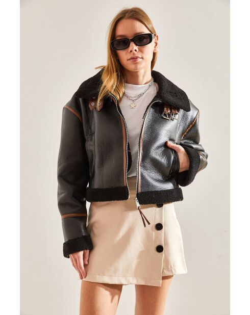 Chaqueta laminada con cinturón negro mate