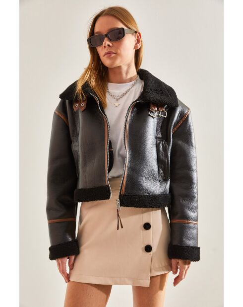 Chaqueta laminada con cinturón negro mate