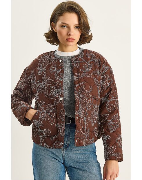 Giacca trapuntata ricamata con dettagli sulle tasche in marrone